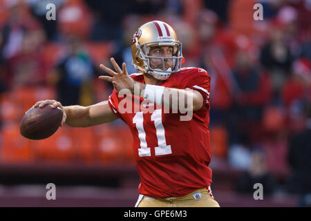 Dic 19, 2011; San Francisco, CA, Stati Uniti d'America; San Francisco 49ers quarterback Alex Smith (11) si riscalda prima della partita contro Pittsburgh Steelers al Candlestick Park. Foto Stock