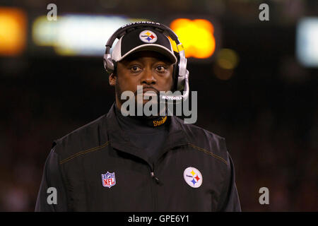 Dic 19, 2011; San Francisco, CA, Stati Uniti d'America; Pittsburgh Steelers capo allenatore Mike Tomlin sugli spalti contro il San Francisco 49ers durante il secondo trimestre al Candlestick Park. Foto Stock