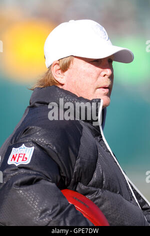 Jan 1, 2012; Oakland, CA, Stati Uniti d'America; Oakland Raiders proprietario Mark Davis a margine prima che la partita contro i San Diego Chargers a O.co Coliseum. San Diego ha sconfitto Oakland 38-26. Foto Stock