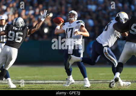 Jan 1, 2012; Oakland, CA, Stati Uniti d'America; san diego chargers quarterback philip rivers (17) è pressurizzata durante il passaggio dalla Oakland Raiders fuori linebacker kamerion wimbley (96) durante il secondo trimestre in corrispondenza o.co Coliseum. Foto Stock