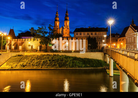 Città vecchia di Opole attraverso il fiume Oder. Opole, Opolskie, Polonia. Foto Stock