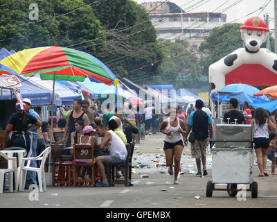 Città di Panama - 19 febbraio 2012: un sacco di persone che prendono posto nelle celebrazioni del Carnevale a Panama City. Foto Stock