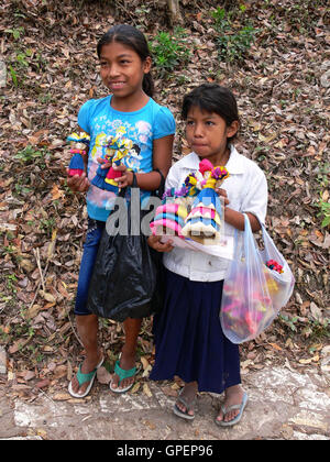 COPAN RUINAS MAYA/HONDURAS - CIRCA NEL MARZO 2012: Bambini vendita di opere di artisti locali in Copan Ruinas Foto Stock
