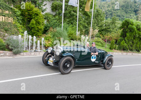 Scena, Italia - Luglio 08, 2016: Bentley 4 1/4 litro di Scena strada verso la scena village Foto Stock