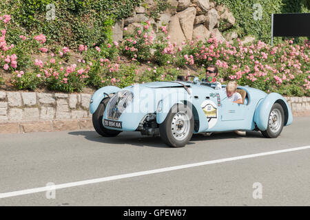 Scena, Italia - Luglio 08, 2016: Healey Silverstone D 27-1 sulla scena Road in direzione di Scena village Foto Stock