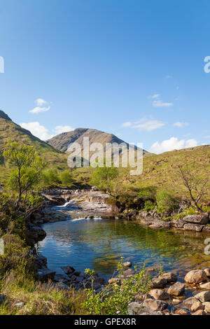 Passeggiate lungo il fiume Allt un'Chaorainn vicino a Glen Etive a salire il Corbett Beinn Mhic Chasgaig (al di fuori della vista in questa foto) Foto Stock