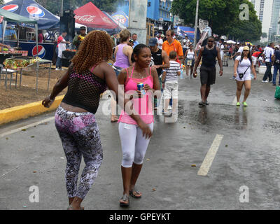 PANAMA CITY/PANAMA - 19 febbraio 2012: persone felicemente festeggia il carnevale e divertirsi nel centro di Panama City Foto Stock