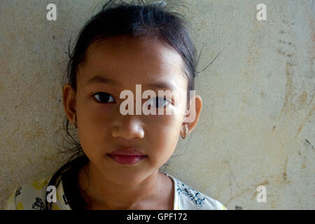 Una giovane ragazza di Khmer è in posa per un ritratto in villaggio Chork, Cambogia. Foto Stock