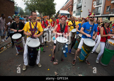 I percussionisti di domenica il 28 agosto 2016 al carnevale di Notting Hill a ovest di Londra. Una celebrazione di West Indian / Caraibi cultura e pi grande deuropa street party, festival e la parata. Festaioli entrano nelle loro centinaia di migliaia di persone per divertirsi, danza, bere e lasciar andare nell'atmosfera brillante. Esso è guidato dai membri del West Indian / comunità dei Caraibi, particolarmente il Trinidadian e Tobagonian popolazione britannica, molti dei quali hanno vissuto nella zona fin dagli anni cinquanta. Il carnevale ha attirato fino a 2 milioni di persone in passato e centri intorno a una sfilata di carri allegorici, ballerini e sound syste Foto Stock