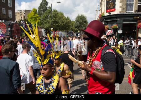 Mangiare pollo jerk lunedì 28 agosto 2016 al carnevale di Notting Hill a ovest di Londra. Una celebrazione di West Indian / Caraibi cultura e pi grande deuropa street party, festival e la parata. Festaioli entrano nelle loro centinaia di migliaia di persone per divertirsi, danza, bere e lasciar andare nell'atmosfera brillante. Esso è guidato dai membri del West Indian / comunità dei Caraibi, particolarmente il Trinidadian e Tobagonian popolazione britannica, molti dei quali hanno vissuto nella zona fin dagli anni cinquanta. Il carnevale ha attirato fino a 2 milioni di persone in passato e centri intorno a una sfilata di carri allegorici, ballerini e sou Foto Stock