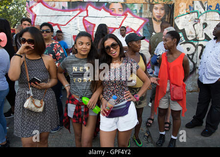 Come sera attira la folla si raccolgono al di fuori di negozi e intavolato sulle barre di Ladbroke Grove lunedì 28 agosto 2016 in occasione del cinquantesimo carnevale di Notting Hill a ovest di Londra. Una celebrazione di West Indian / Caraibi cultura e pi grande deuropa street party, festival e la parata. Festaioli entrano nelle loro centinaia di migliaia di persone per divertirsi, danza, bere e lasciar andare nell'atmosfera brillante. Esso è guidato dai membri del West Indian / comunità dei Caraibi, particolarmente il Trinidadian e Tobagonian popolazione britannica, molti dei quali hanno vissuto nella zona fin dagli anni cinquanta. Il carnevale ha attirato fino a 2 millio Foto Stock