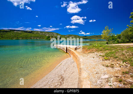 Visovac lago spiaggia nel fiume Krka parco nazionale, Dalmazia, Croazia Foto Stock