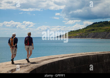 La gente camminare lungo la cima della scogliera di Cobb Lyme Regis, Dorset, Inghilterra Foto Stock