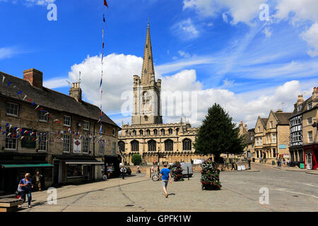 Estate, Red Lion Square e Chiesa di Tutti i Santi, georgiano città mercato di Stamford, Lincolnshire County, England, Regno Unito Foto Stock