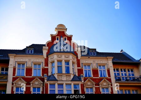 Vecchio colorato decorato edificio barocco e tetto a Berlino Foto Stock