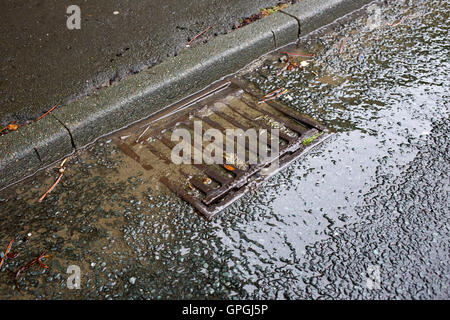 Drenaggi ostruito da foglie e fango e non pulita Foto Stock