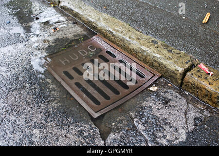 Drenaggi ostruito da foglie e fango e non pulita Foto Stock