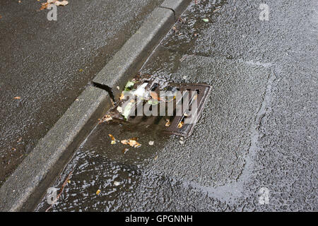 Drenaggi ostruito da foglie e fango e non pulita Foto Stock