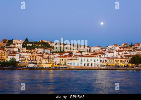 Vista panoramica della città di Pilos situato a sud della Grecia con la luna sopra la città, catturati al tramonto Foto Stock