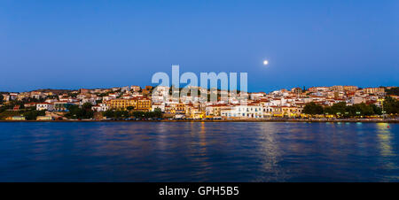 Vista panoramica della città di Pilos situato a sud della Grecia con la luna sopra la città, catturati al tramonto Foto Stock