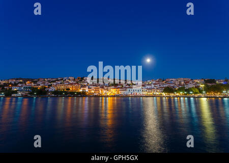 Vista panoramica della città di Pilos situato a sud della Grecia con la luna sopra la città, catturati al tramonto Foto Stock