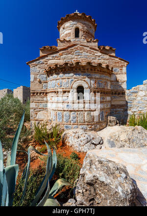 Tradizionale architettura di stile degli edifici e chiesa vicino Stoupa, Mani Messinia, Grecia Foto Stock