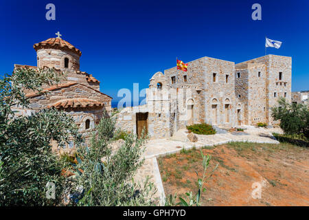 Tradizionale architettura di stile degli edifici e chiesa vicino Stoupa, Mani Messinia, Grecia Foto Stock