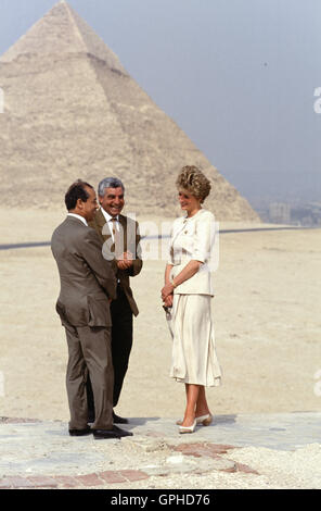 La Principessa Diana del Galles in visita in Egitto nel 1992, va visite presso le Piramidi di Giza. Foto Stock