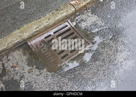 Drenaggi ostruito da foglie e fango e non pulita Foto Stock