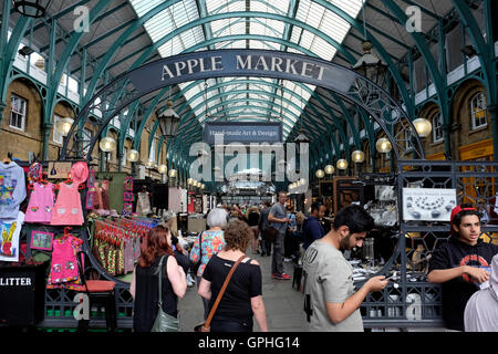 Una vista generale di Apple nel mercato di Covent Garden, Londra Foto Stock