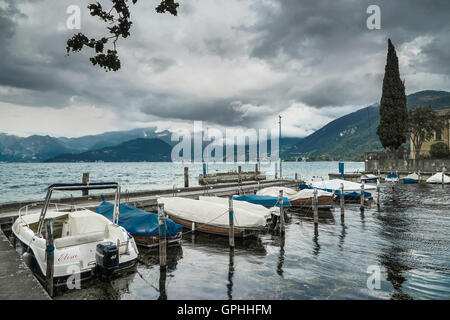 Barche nel Lago d'Iseo Marina a Sarnico Foto Stock