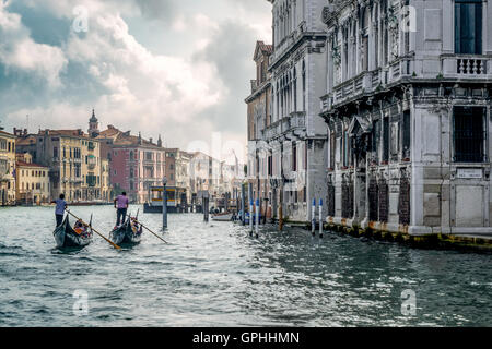 Gondolieri che stava trasportando persone a Venezia Foto Stock