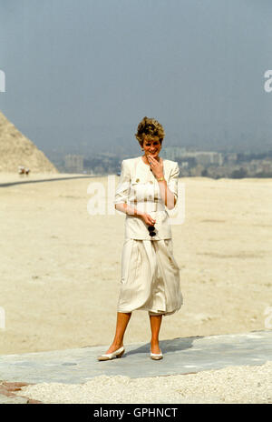 La Principessa Diana del Galles in visita in Egitto nel 1992, va visite presso le Piramidi di Giza. Foto Stock