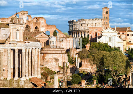 Rovine del Foro Romano e il Colosseo a Roma, Italia Foto Stock