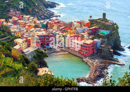 Vernazza in Cinque Terre, l'Italia, vista dalla montagna percorso trekking Foto Stock