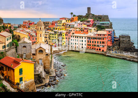 Vernazza, Cinque Terre, Italia, il tramonto Foto Stock