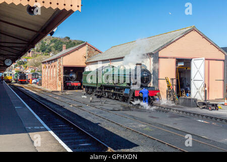 Ex-GWR vapore loco 4396 'Kinlet Hall' ricevere attenzione da installatori a Minehead stazione, West Somerset Railway, England, Regno Unito Foto Stock