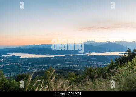 Panorama dal Parco Regionale Campo dei Fiori di Varese, Italia Foto Stock