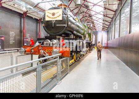 Ex-GWR vapore loco 4073 "Castello di Caerphilly' presso il Museo di vapore, Swindon, Wiltshire, Inghilterra, Regno Unito Foto Stock