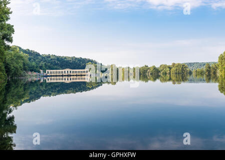 Fiume Ticino presso la diga di Panperduto nel Parco del Ticino, Somma Lombardo, provincia di Varese, Italia Foto Stock