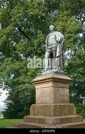 Statua commemorativa del VII conte di Carlisle, George Howard, sulla sommità di Brampton Mote, Cumbria, England, Regno Unito Foto Stock