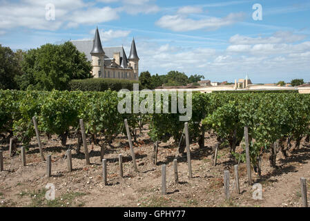 Pauillac Bordeaux Francia - La storica Chateau Pichon Longueville Baron situato lungo la strada dei vini di Pauillac Foto Stock