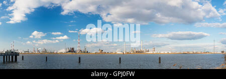 Panorama di una grande zona industriale con alte pile di svasatura nel porto di Anversa, Belgio con un sacco di torri di distillazione e Foto Stock
