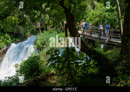 Sentiero Natura di Skradinski buk cascata nel Parco Nazionale di Krka, Croazia Foto Stock