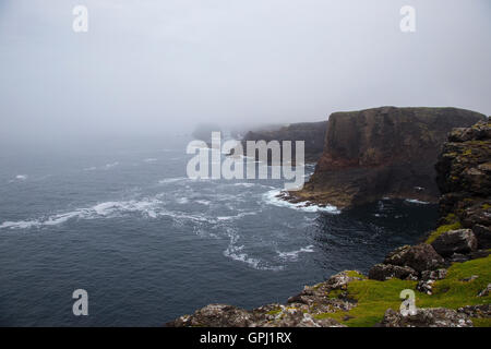 Robusto e drammatica Eshaness costa a nord ovest delle Isole Shetland costa su una selvaggia e nebbioso giorno Foto Stock