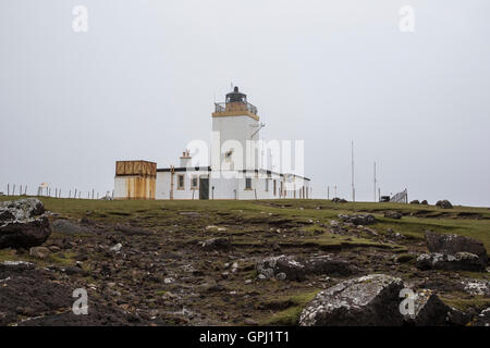 Una vista di Eshaness Lighthouse è situato sulla penisola di Northmavine nel nord-ovest delle Isole Shetland, Scozia. Foto Stock