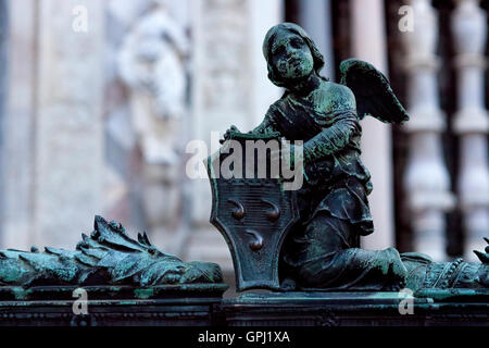 Stemma della famiglia Colleoni sul recinto della Cappella Colleoni a Bergamo, Italia Foto Stock