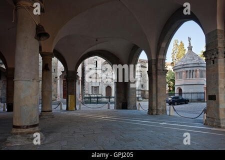 Al piano terra del Palazzo della Ragione a Bergamo, Italia Foto Stock