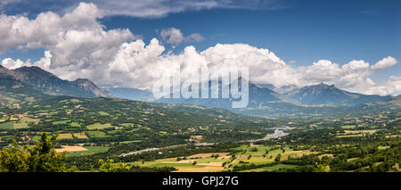 Champsaur Valley e fiume Drac con nuvole. Hautes-Alpes (Southern Alpi francesi) in estate. Francia Foto Stock