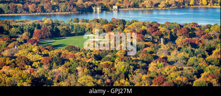 Vista aerea di Central Park, Jacqueline Kennedy Onassis serbatoio e il grande prato con colorati fogliame di autunno. La città di New York Foto Stock